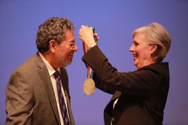 Recibe Elmer Mendoza medalla al Mérito Literario