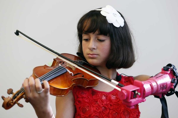 Diseñan estudiantes una prótesis para una niña violinista