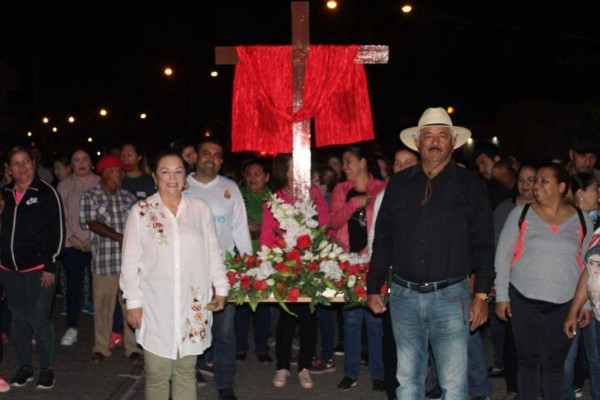 Honran a la Santa Cruz en Elota con Las Mañanitas y procesión