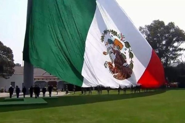 Izan Bandera en evento de Peña Nieto... al revés
