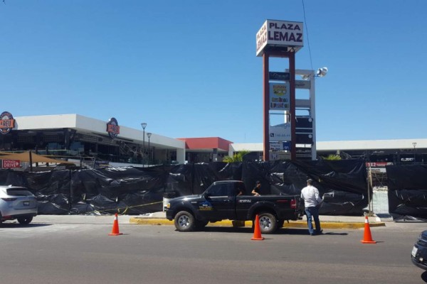 Cercan zona de desastre tras explosión en la Plaza Lemaz, en Culiacán
