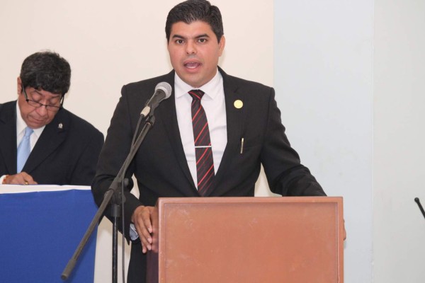 José Antonio Serna Valdés, presidente del colegio de abogados, durante su mensaje.