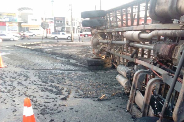 Explota camión en gasolinera en Culiacán