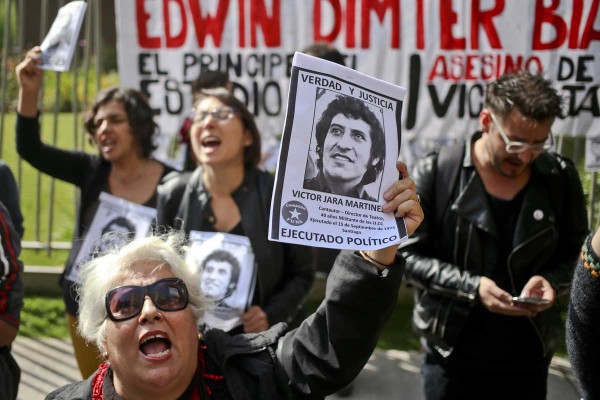 Repudian a ex militar por asesinato de Víctor Jara