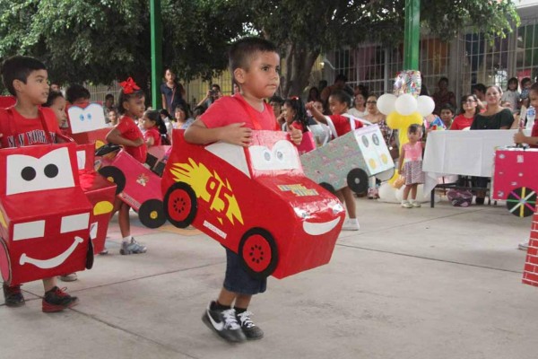 Los pequeños disfrutaron su participación en el festival de graduación del Jardín de Niños Luz María Serradel.