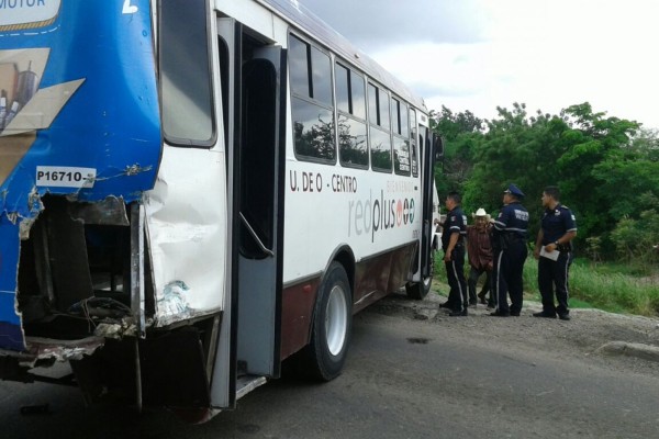 Choca camión urbano con el tren en Culiacán; hay tres lesionados