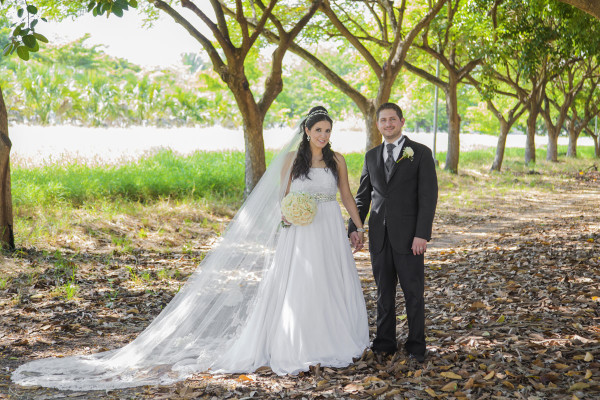 Karina Estefanía y Carlos unen sus vidas en matrimonio