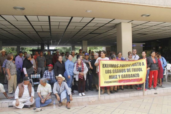 Amenazan productores agrícolas con bloquear aeropuerto en Culiacán