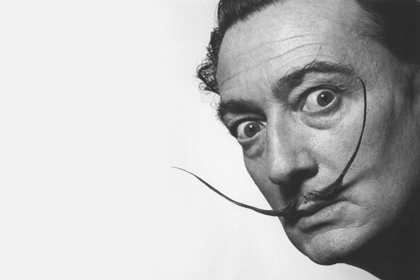 ‘Reaparece’ Salvador Dalí con su bigote intacto