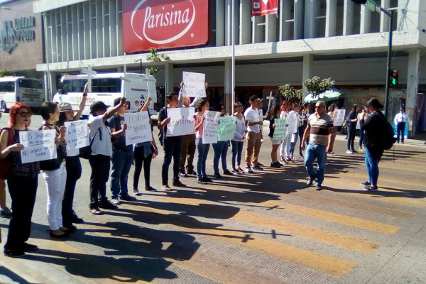 Toman jóvenes calles de Culiacán para pedir freno a ataques