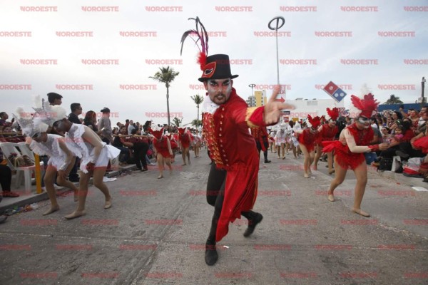 Bailan, añoran y sienten la fiesta del Carnaval de Mazatlán