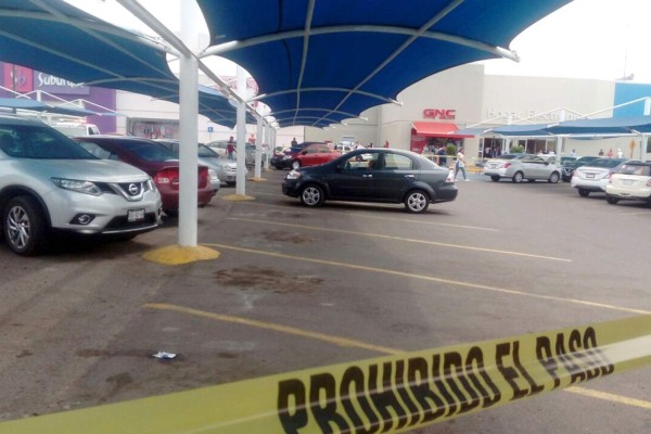 Asesinan a balazos a mujer en su auto en Culiacán