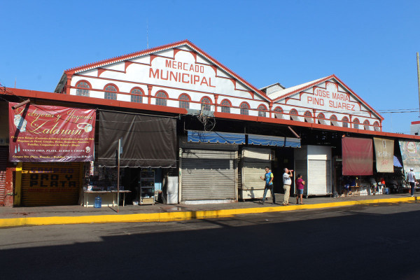 El mercado fue inaugurado en 1899, pero abrió en 1900.