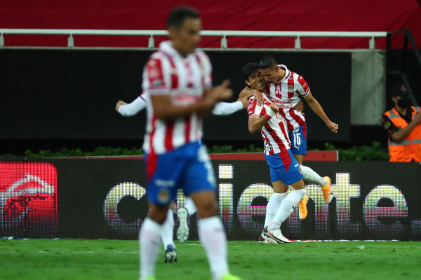 J.J. Macías celebra con Uriel Antuna uno de los goles de Chivas. (Twitter @Chivas)