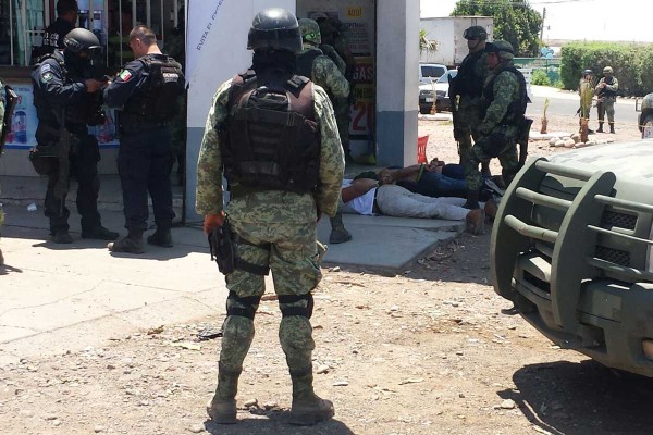 Enfrentan a militares en Villa Juárez; muere uno