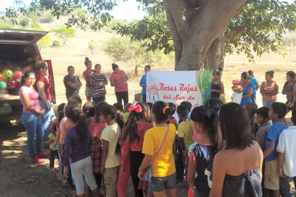 Llevan ‘Rosas Rojas del Sur de Sinaloa’ alegría a familias de la sierra