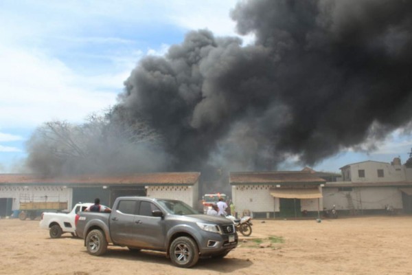 Incendio consume bodegas en El Walamo