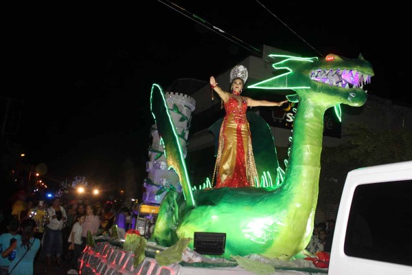 La Reina del Carnaval, Ana Bárbara I, a bordo de un dragón verde mostró su entusiasmo,