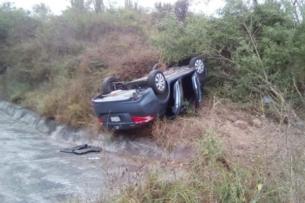Vuelca vehículo en Mazatlán y lo deja abandonado