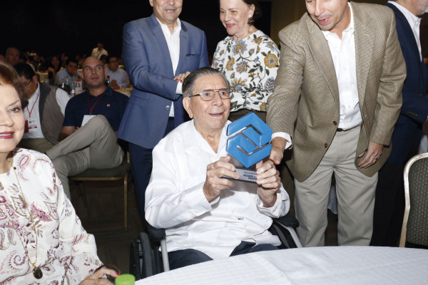 Don Ricardo Lizárraga Granados con el galardón que le entregó Coparmex Mazatlán, por su trayectoria empresarial.