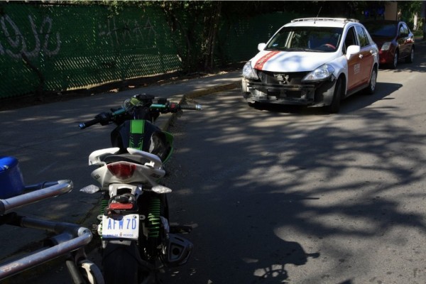 Taxista choca a motociclista por Avenida Leonismo, en Mazatlán
