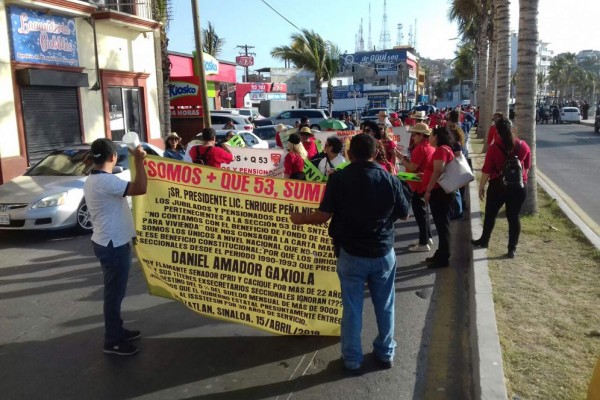 Marchan maestros jubilados de Sinaloa en Mazatlán; quieren llegar con Peña Nieto
