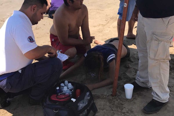 Rescatan del mar a turistas de Monterrey