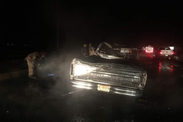 Vuelca camioneta y se incendia en la México 15, en Culiacán