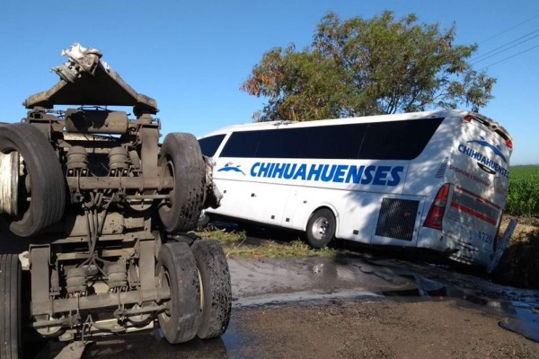 Se accidentan autobús y pipa en 'La Costera', en Culiacán