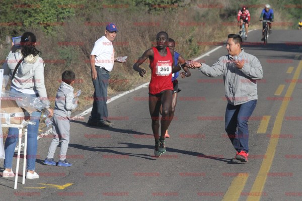 Se llevan keniatas el Medio Maratón de San Sebastián, en Concordia
