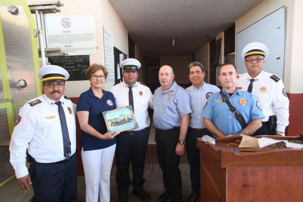 Bomberos Voluntarios de Mazatlán agradecen a canadienses su apoyo