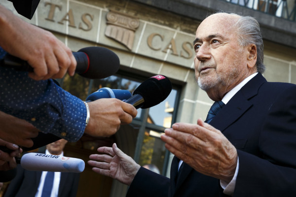 FIFA se deshace de placa con nombre de Blatter