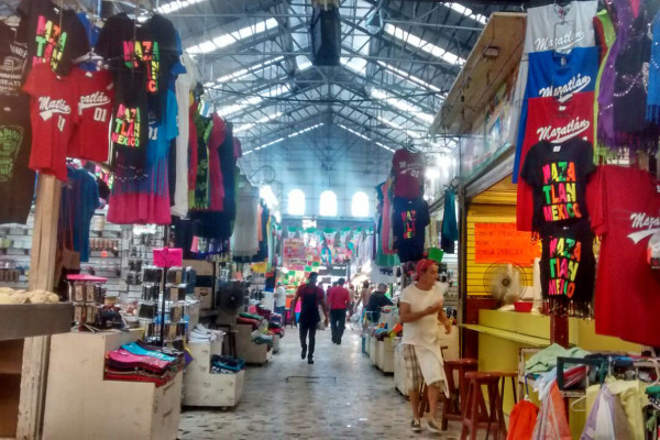 Golpean trabajos en el Centro de Mazatlán a comerciantes del 'Pino Suárez'
