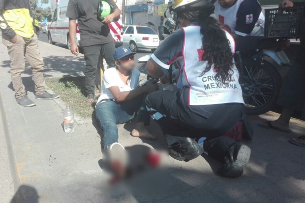 Se impacta motociclista contra camión urbano por la Gabriel Leyva en Mazatlán
