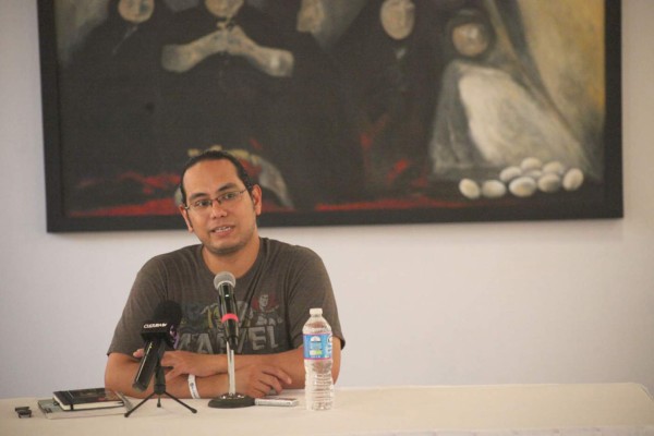 Charla el escritor Luis Jorge Boone con lectores de Mazatlán