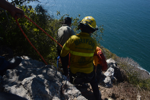 Rescatan a una joven estudiante que cayó en El Faro