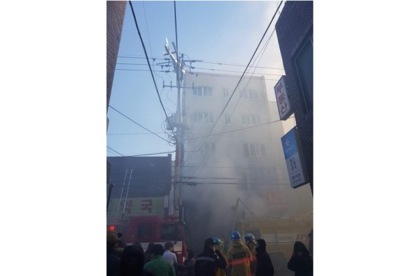 Bomberos combaten el incendio en la ciudad de Milyang, en el sureste de República de Corea.