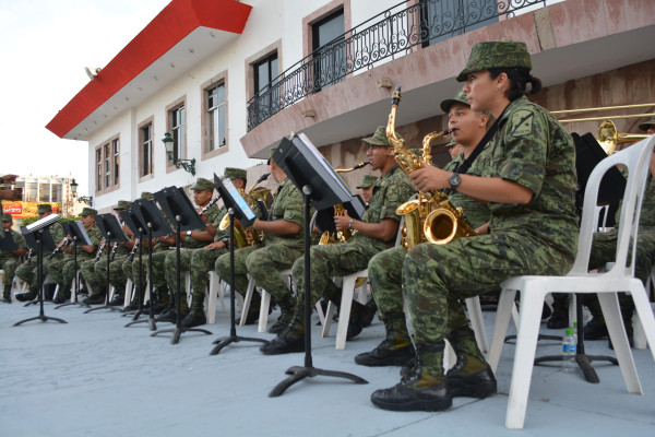 Militares músicos sorprenden con concierto en Mazatlán