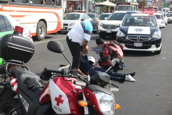 Se lesiona joven en Mazatlán tras impactar su motocicleta contra camioneta