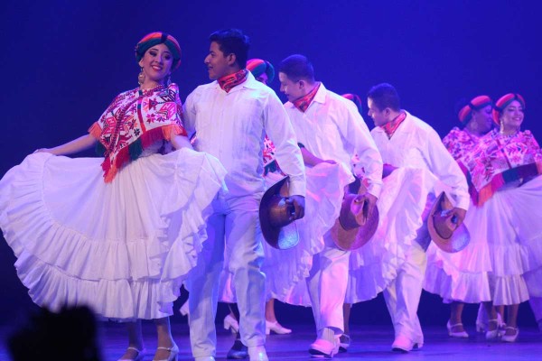 Muestran con orgullo tradiciones mexicanas
