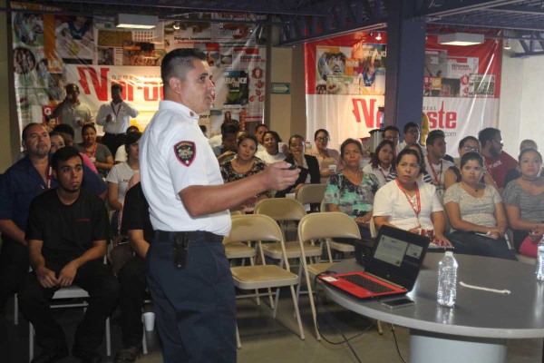 Abimelec Gómez, de Bomberos Voluntarios, llamó a la prevención en el área laboral.