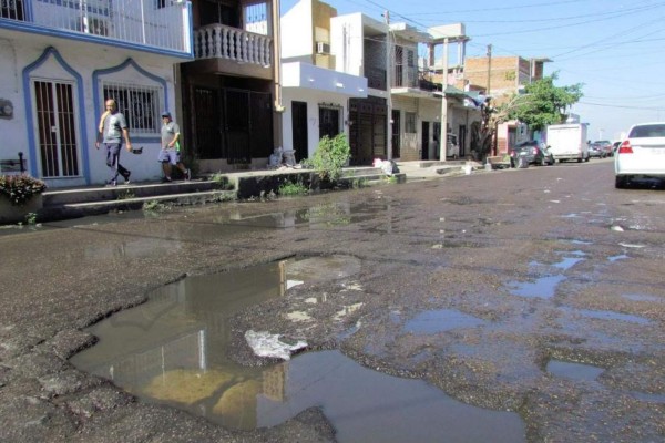 Alertan en el Centro de Mazatlán por baches y drenaje