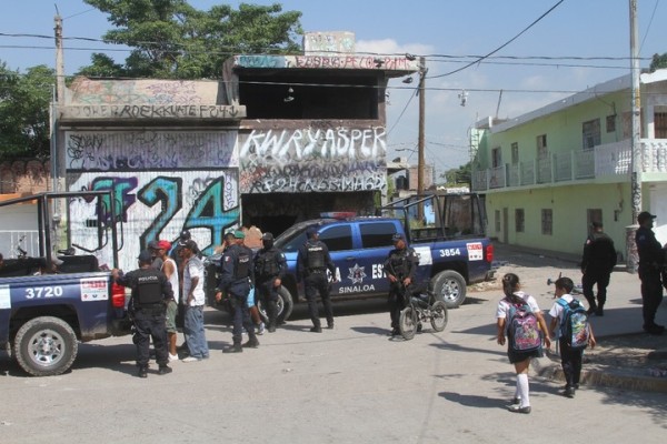 ‘Barre’ la Policía Municipal varias colonias y detiene a 27 infractores