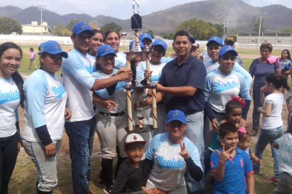Aguerridas y campeonas son las chicas de El Huajote en el Softbol Bola Puesta