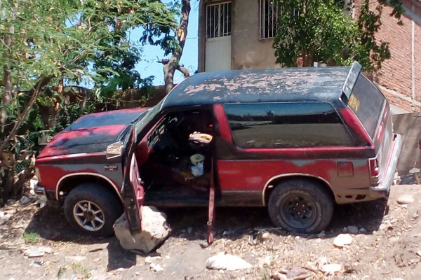 En Culiacán, camioneta se brinca retén; detienen a mujer