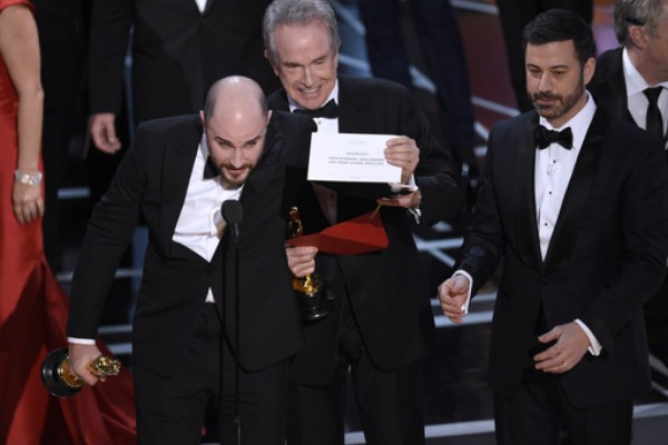El oso de los Oscar: gana 'Moonlight' y no 'La la Land' como habían anunciado