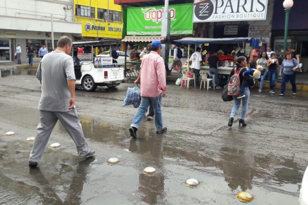 Sortean peatones calles inundadas por fuga en el Centro de Mazatlán