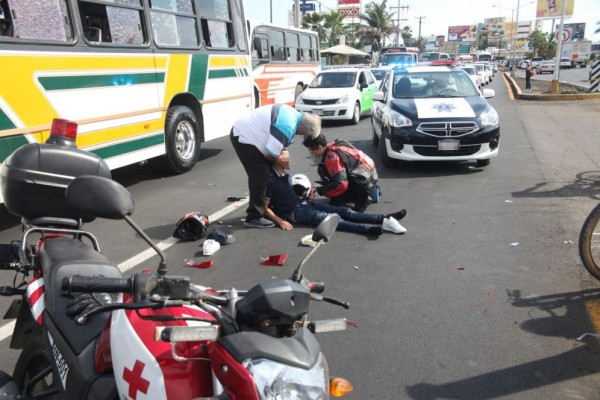 Se lesiona joven al chocar en su moto, en Mazatlán