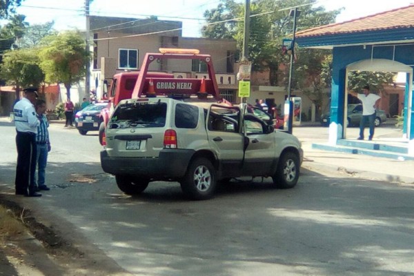 Chocan tres vehículos en la Lázaro Cárdenas, en Culiacán