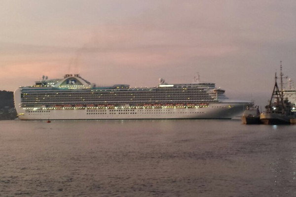Arriba crucero Emerald Princess a Mazatlán con más de 3 mil pasajeros